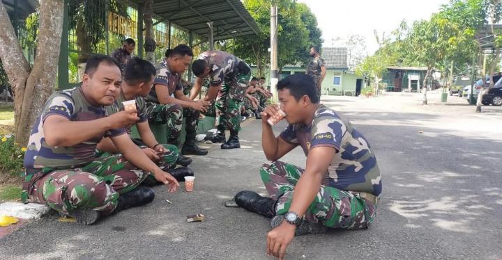 Ngopi Bareng, Satgas TMMD Bojonegoro Ngobrol Disela Latihan